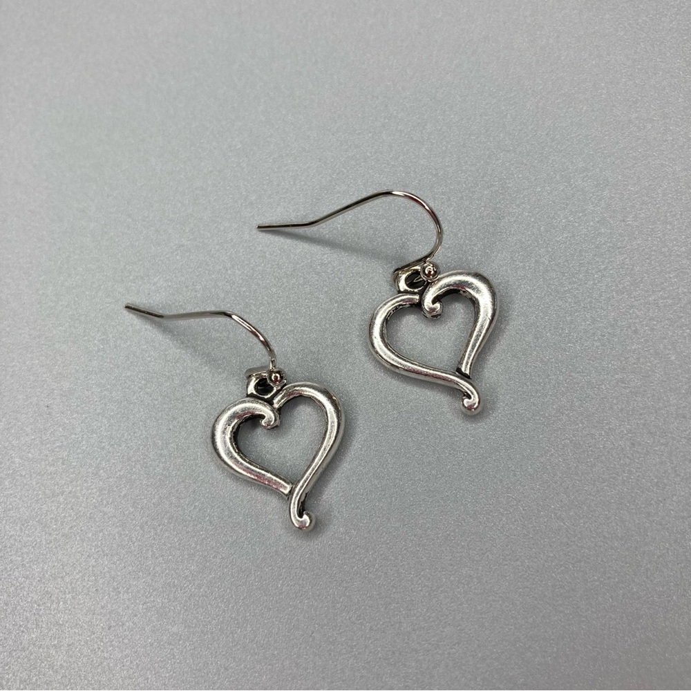 💰 𝕊 𝕠 𝕝 𝕕 💰 Antique Silver Heart Drop Earrings - Picture 3 of 12